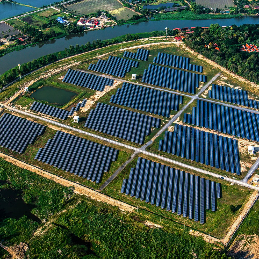 Sq-_0007_envato-solar-farm-solar-panels-PCZCR6C